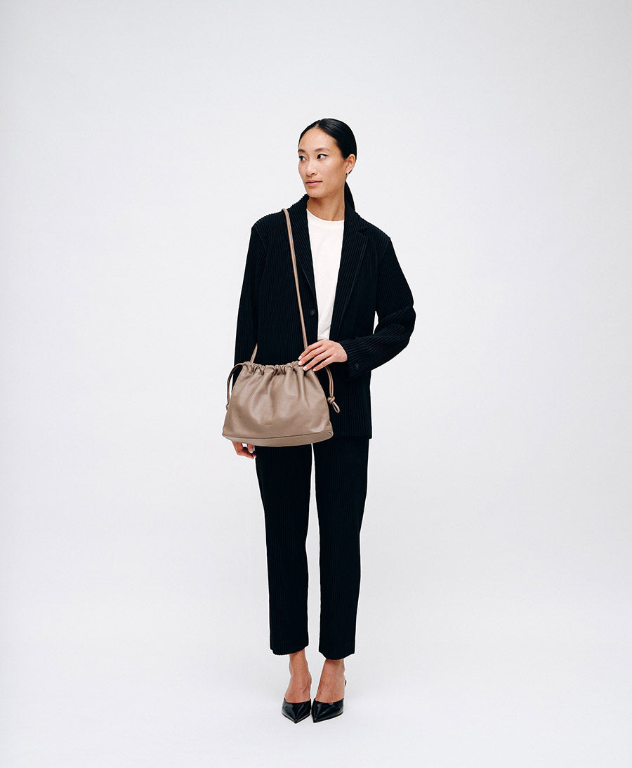 Mittelgrosse Knot Bag aus weichem Leder - Clay