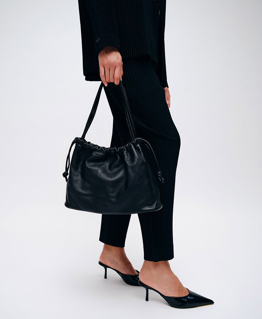 Mittelgrosse Knot Bag aus weichem Leder - Schwarz