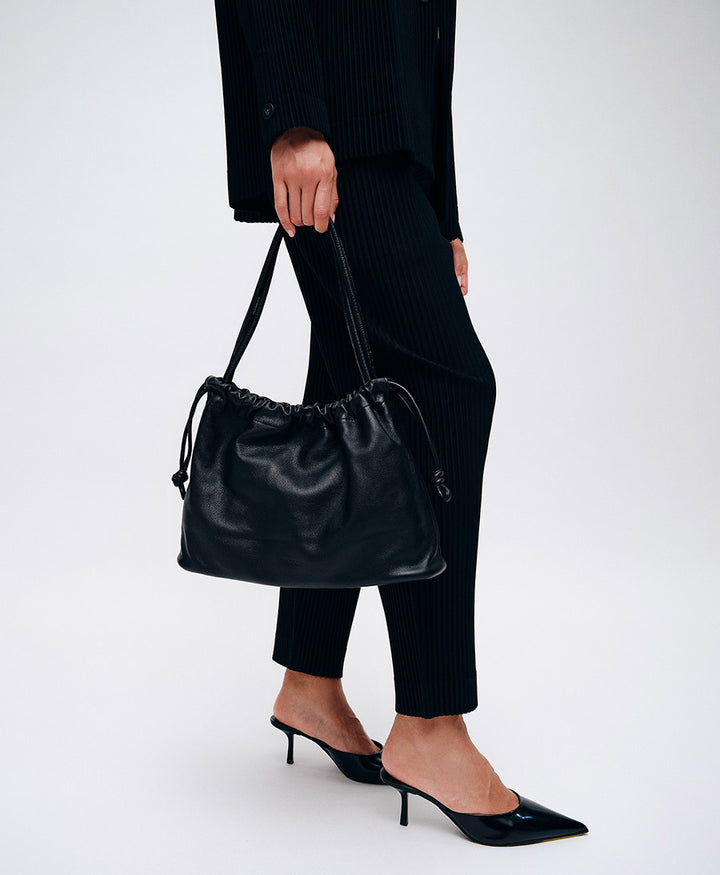 Mittelgrosse Knot Bag aus weichem Leder - Schwarz