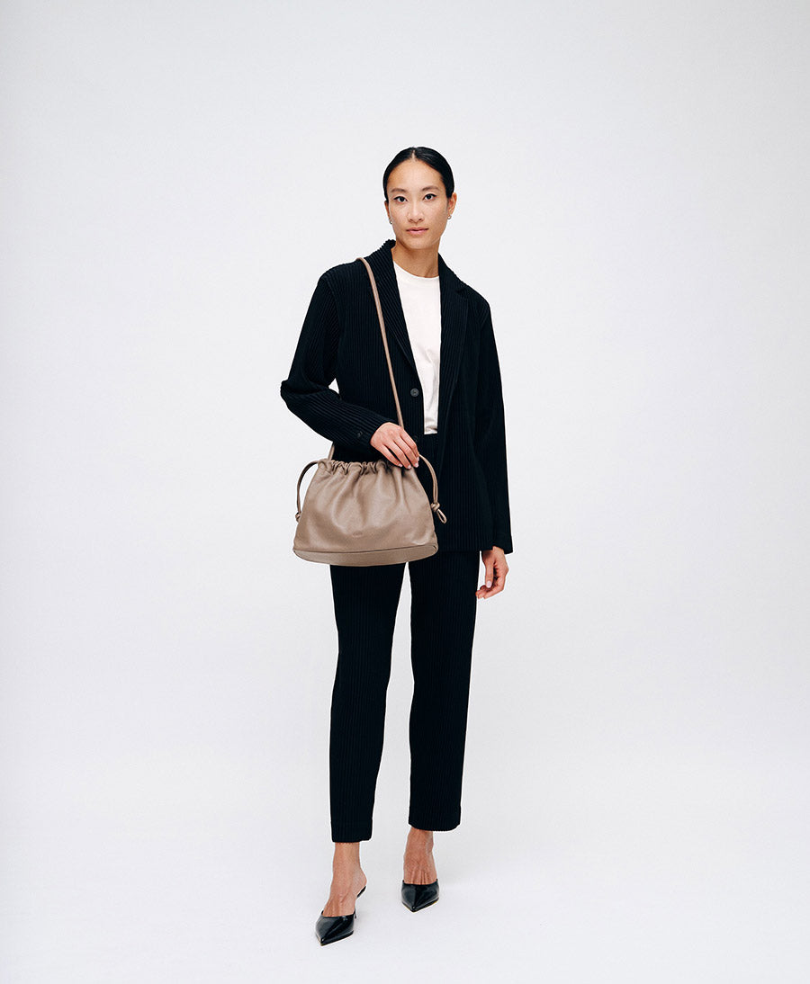 Mittelgrosse Knot Bag aus weichem Leder - Clay
