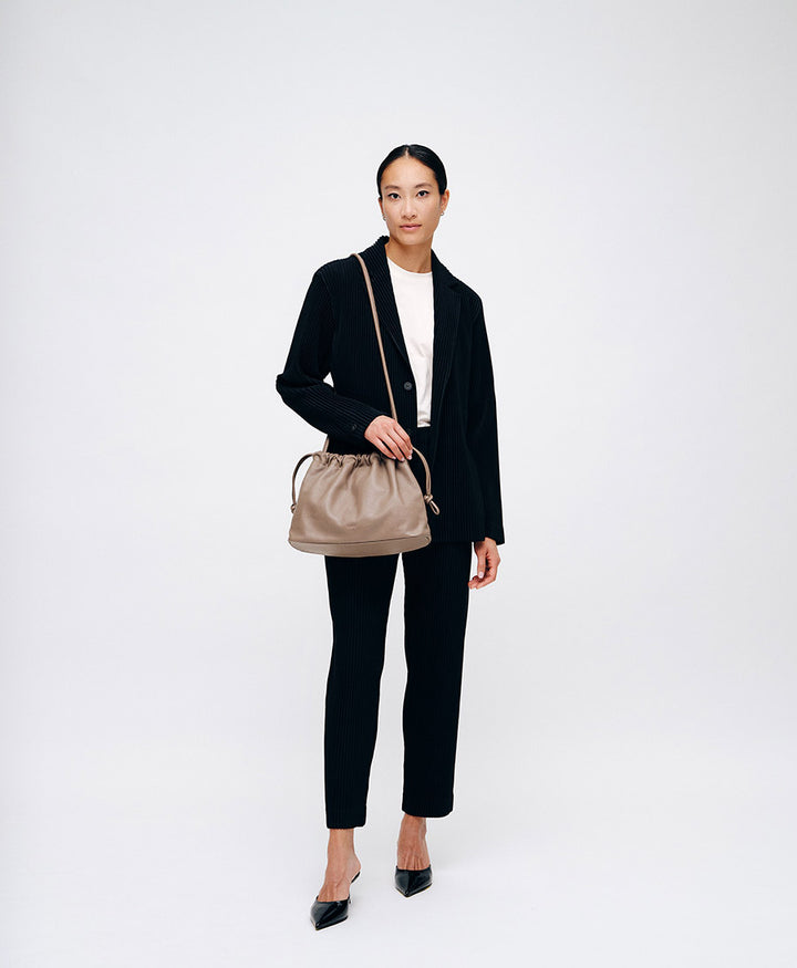 Mittelgrosse Knot Bag aus weichem Leder - Clay