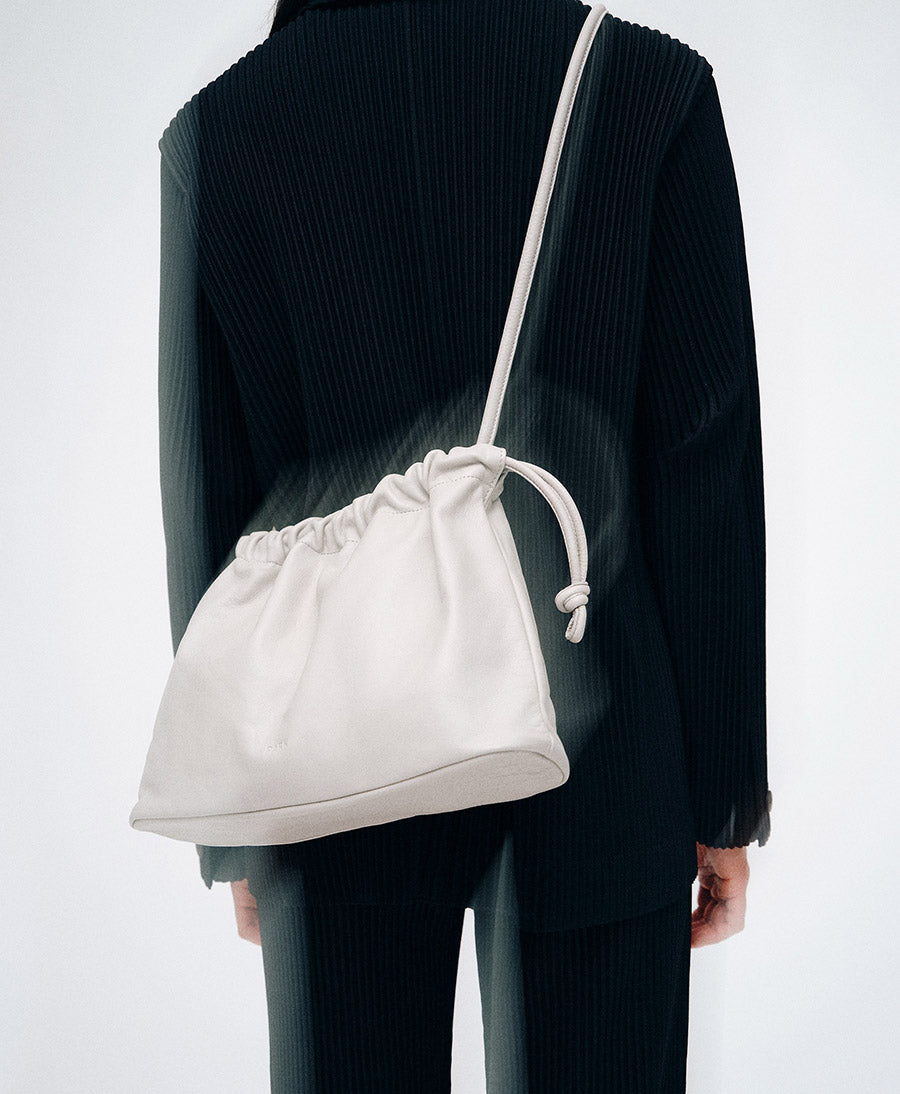 Mittelgrosse Knot Bag aus weichem Leder - Perla