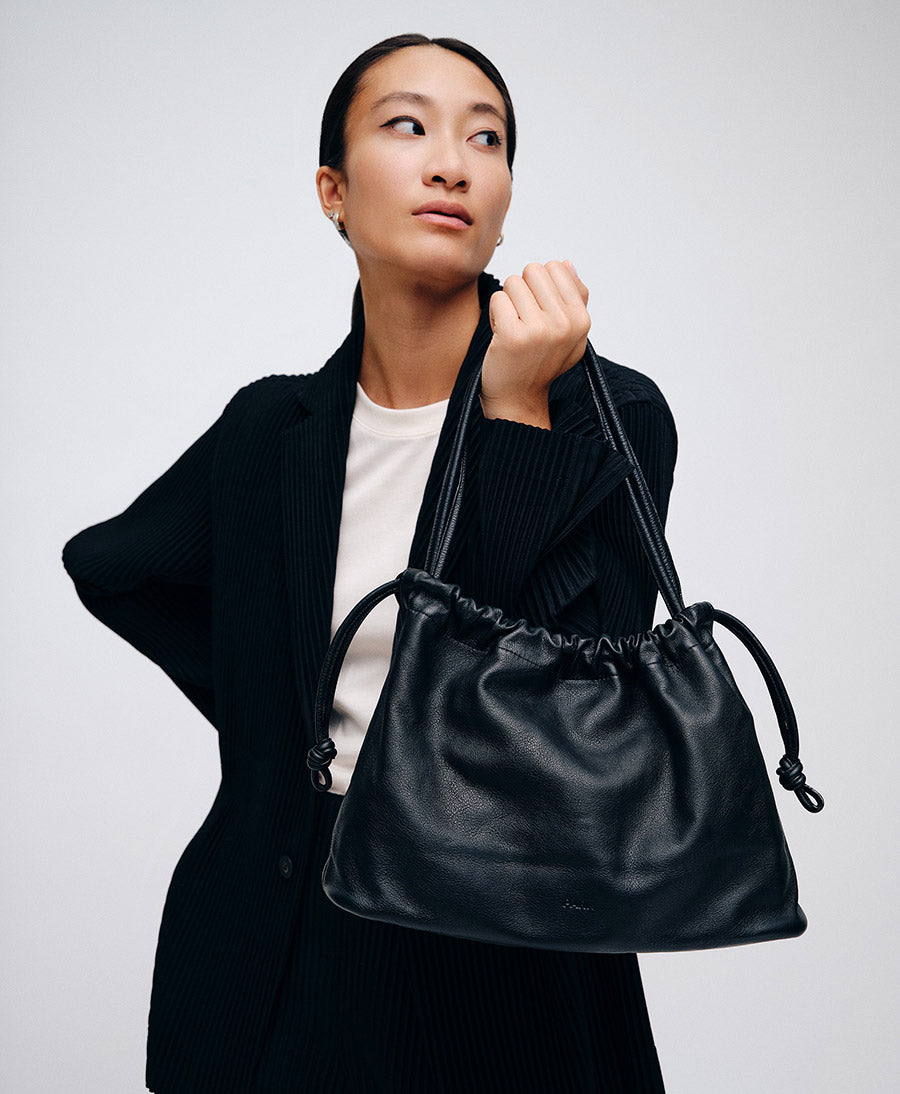 Mittelgrosse Knot Bag aus weichem Leder - Schwarz