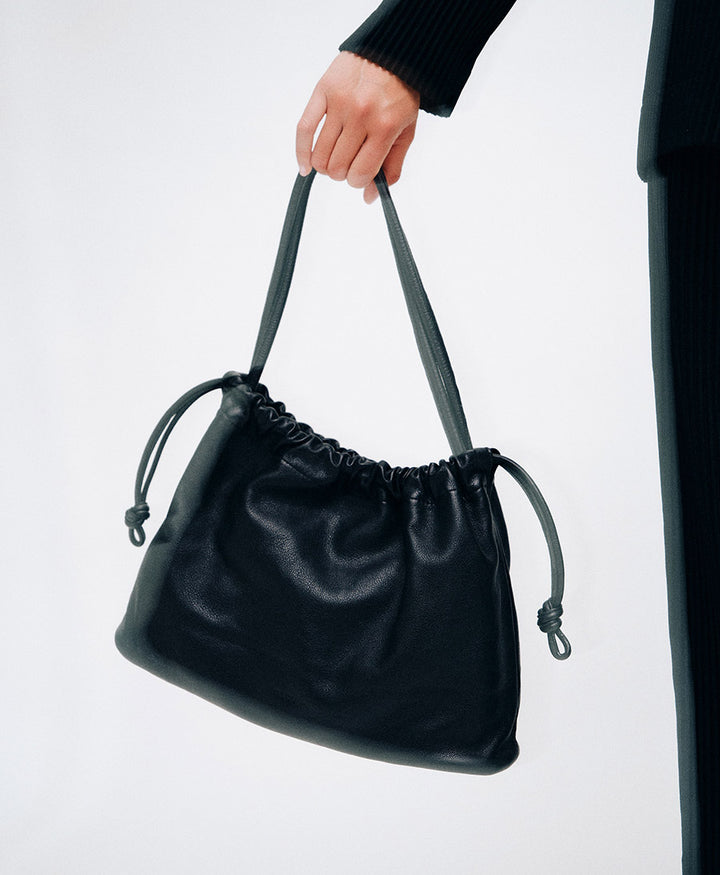 Mittelgrosse Knot Bag aus weichem Leder - Schwarz