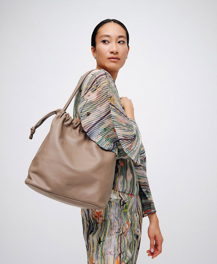 Grosse Knot Bag aus weichem Leder - Clay