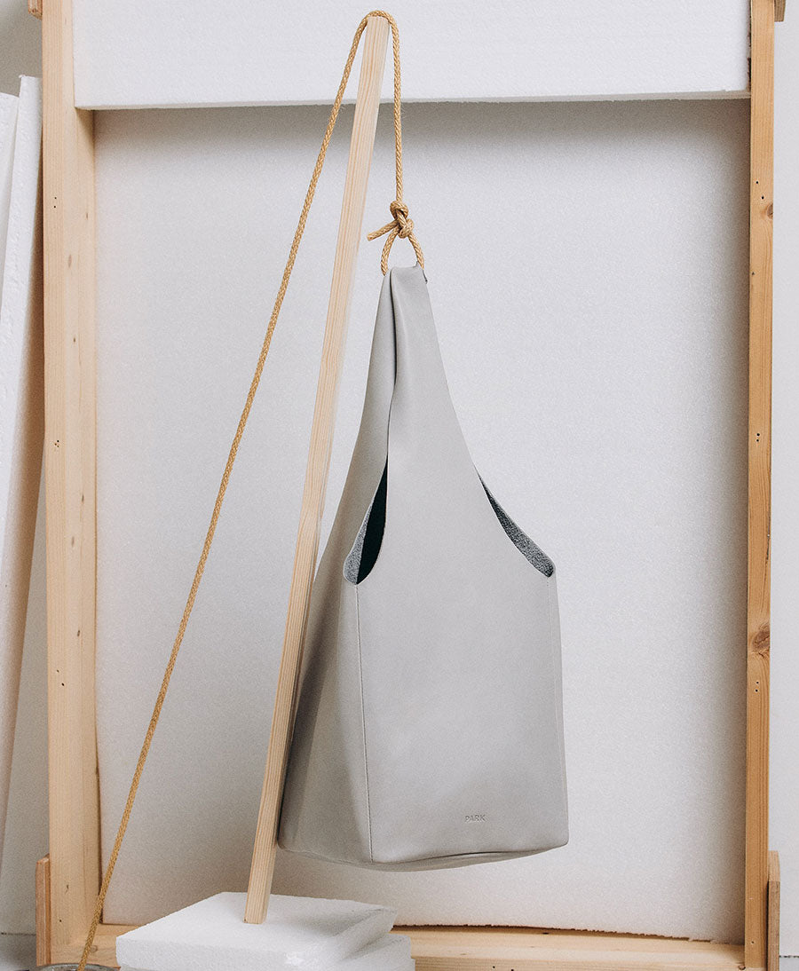 Quadratische Ledertasche Slouchy Bag - Perla