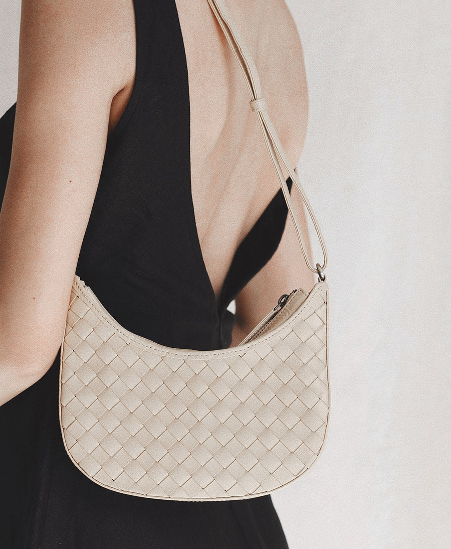 Gewebte Umhängetasche "Mini Sling" - Carré Weave Cream