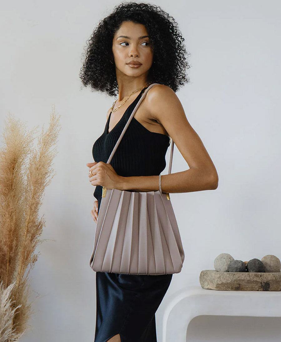 Plissierte Schultertasche CARRIE aus veganem Leder - Mushroom
