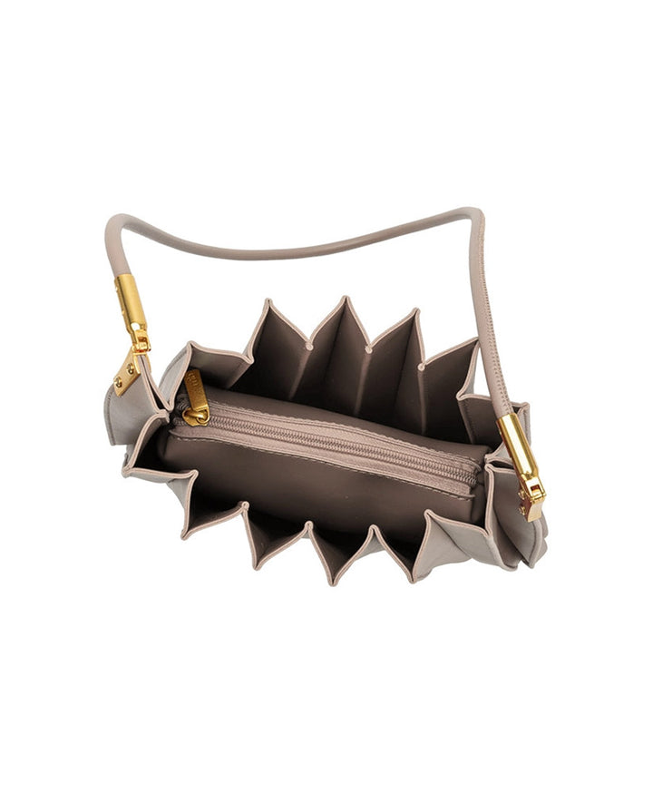 Plissierte Schultertasche CARRIE aus veganem Leder - Mushroom