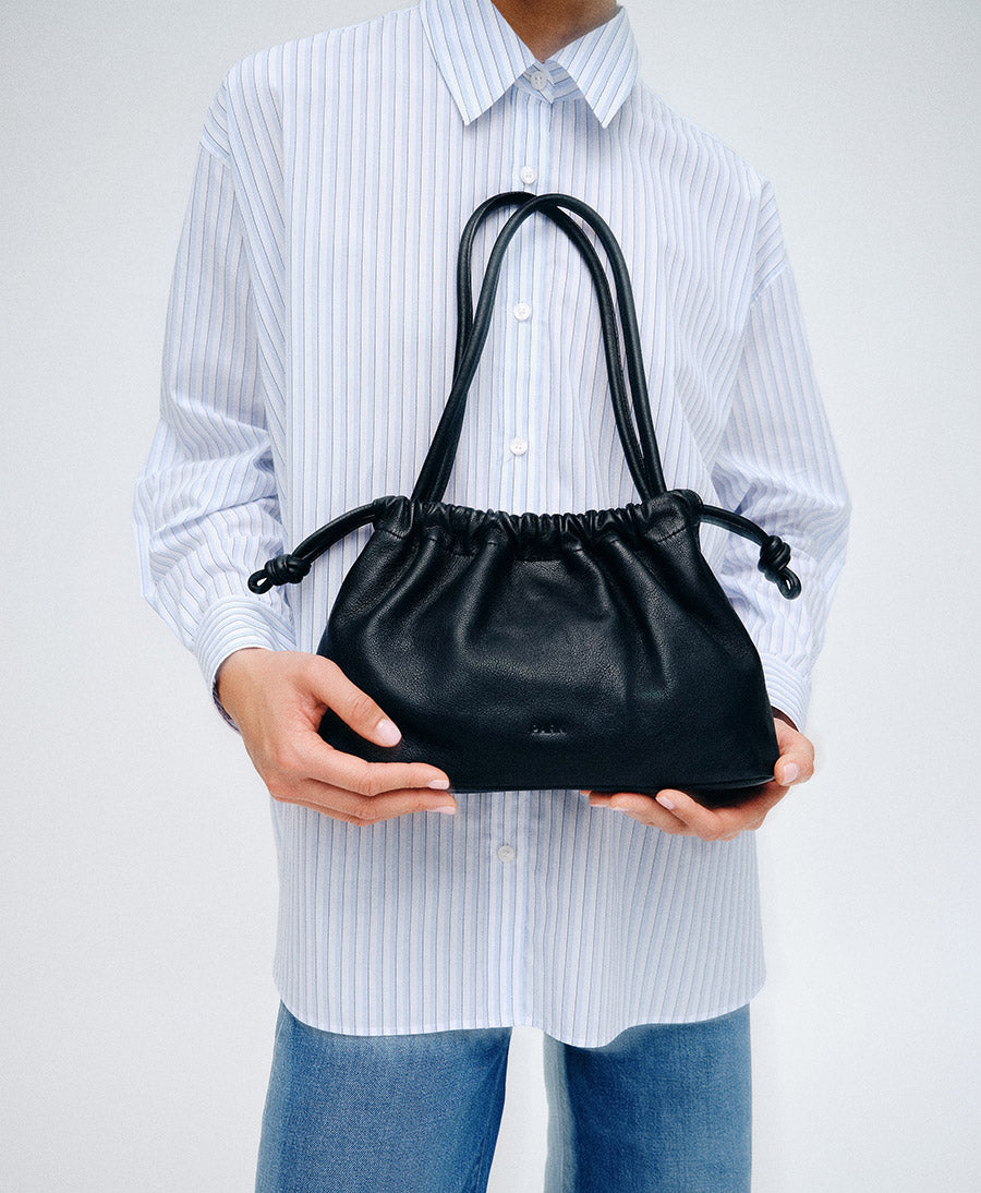 Kleine Knot Bag aus weichem Leder - Schwarz