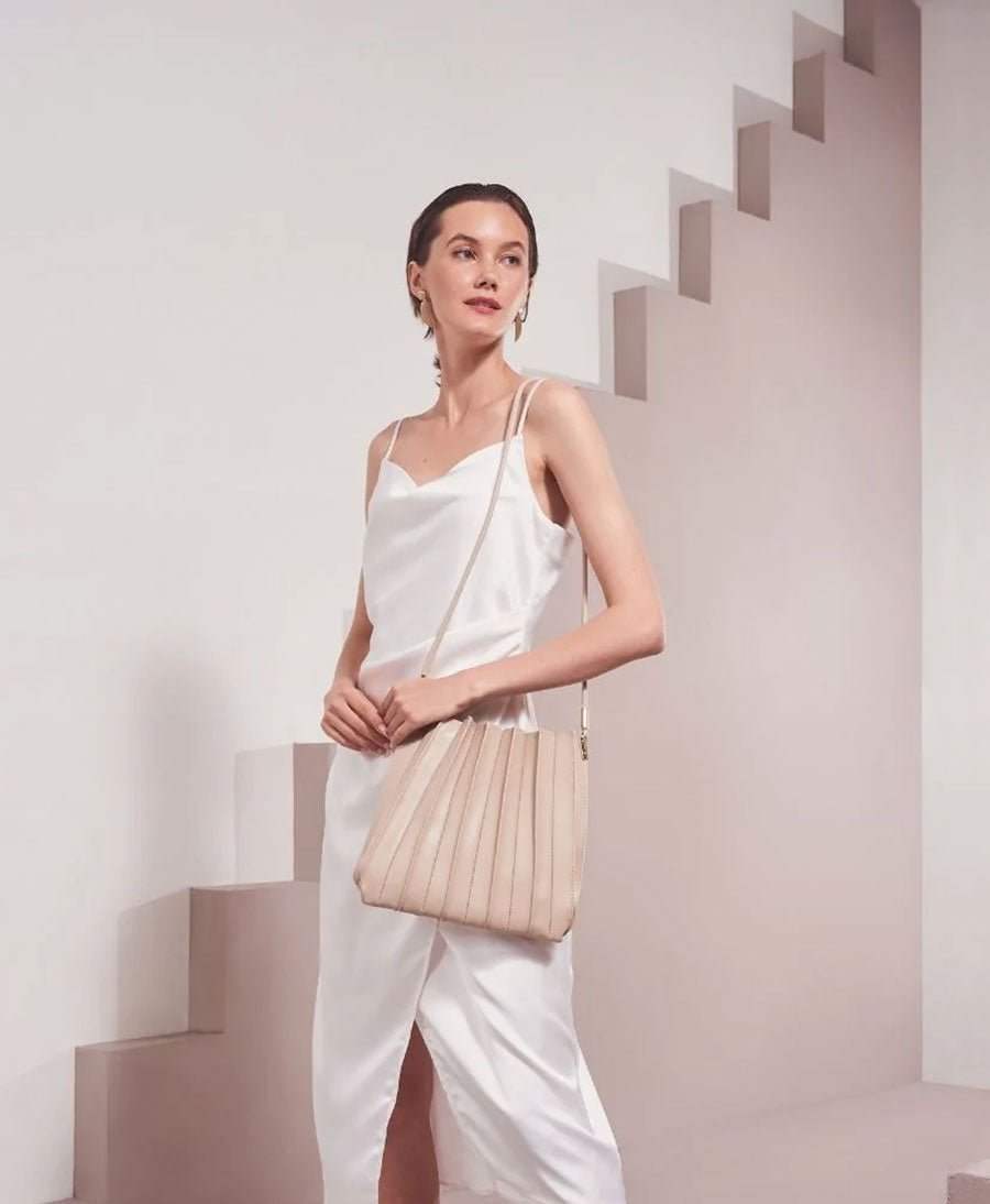 Plissierte Schultertasche CARRIE aus veganem Leder - Bone - Melie Bianco - clomes