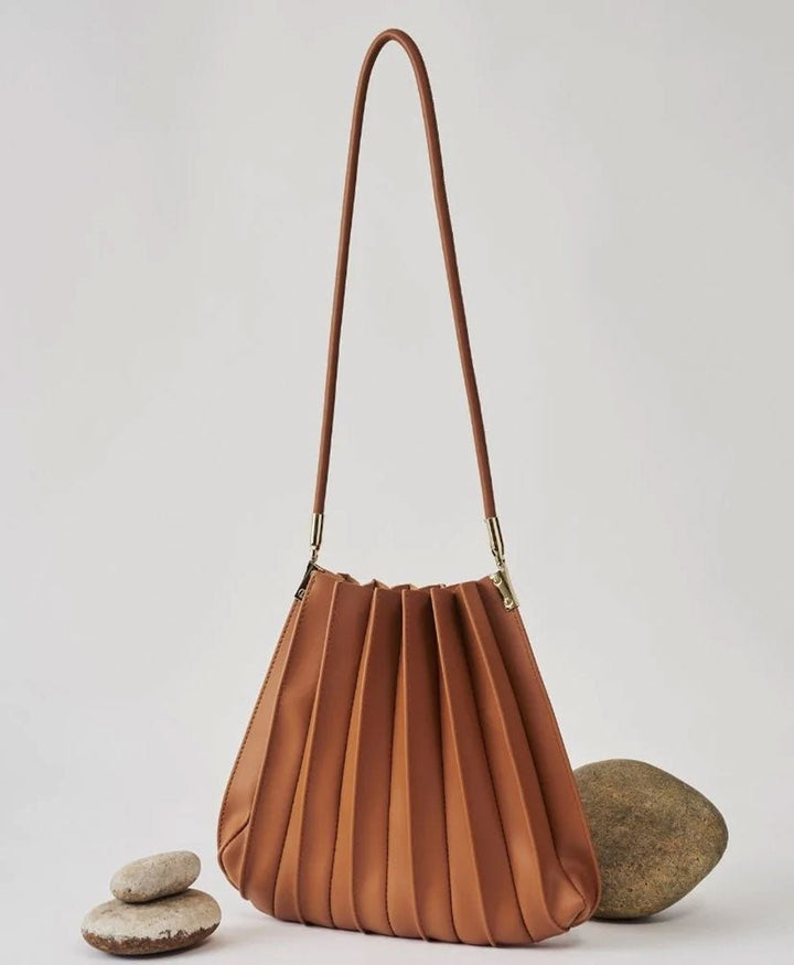 Plissierte Schultertasche CARRIE aus veganem Leder - Cognac - Melie Bianco - clomes