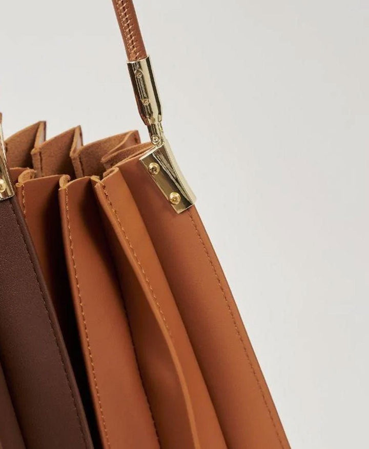 Plissierte Schultertasche CARRIE aus veganem Leder - Cognac - Melie Bianco - clomes