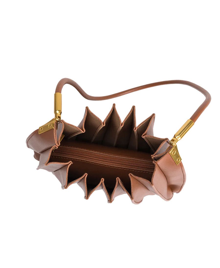 Plissierte Schultertasche CARRIE aus veganem Leder - Cognac - Melie Bianco - clomes