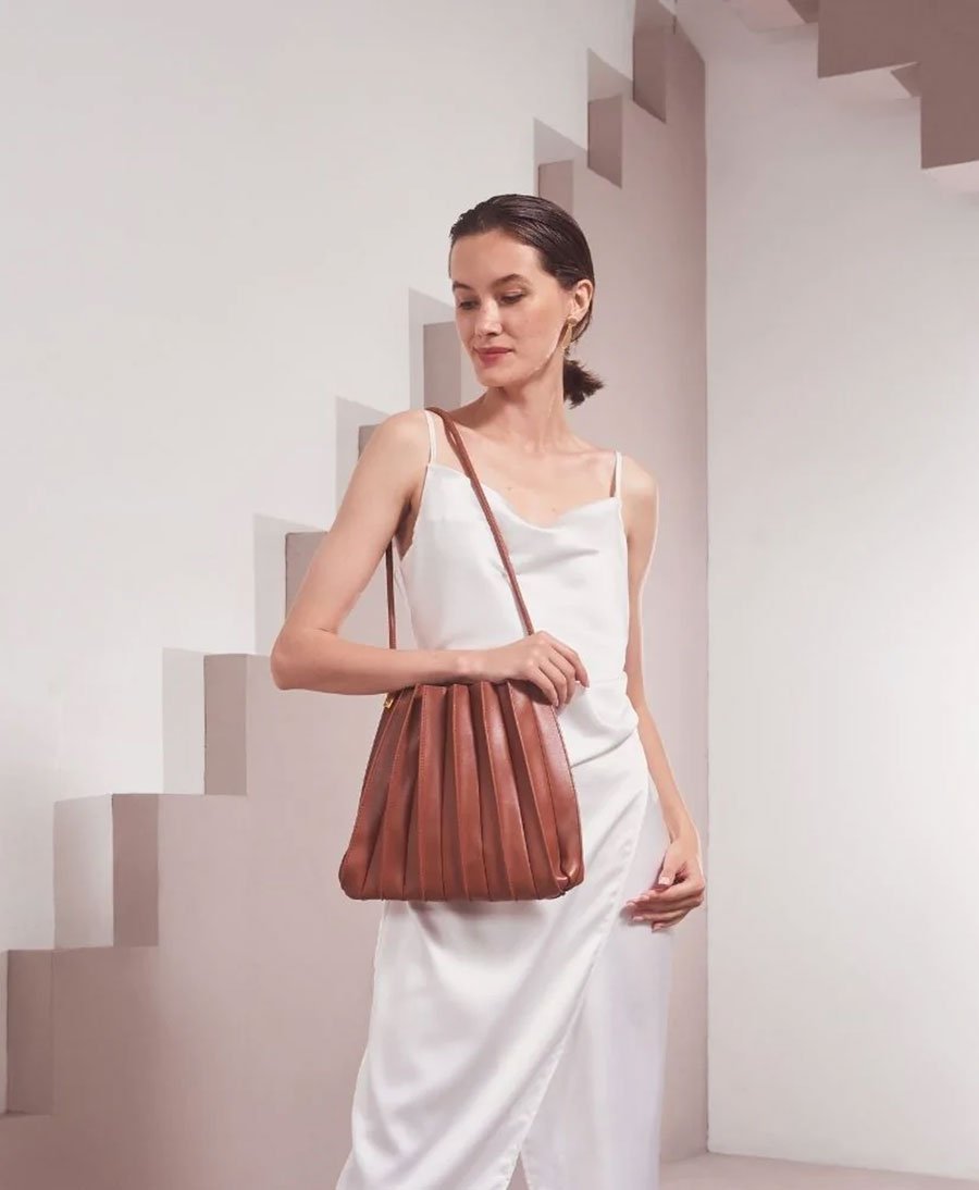 Plissierte Schultertasche CARRIE aus veganem Leder - Cognac - Melie Bianco - clomes