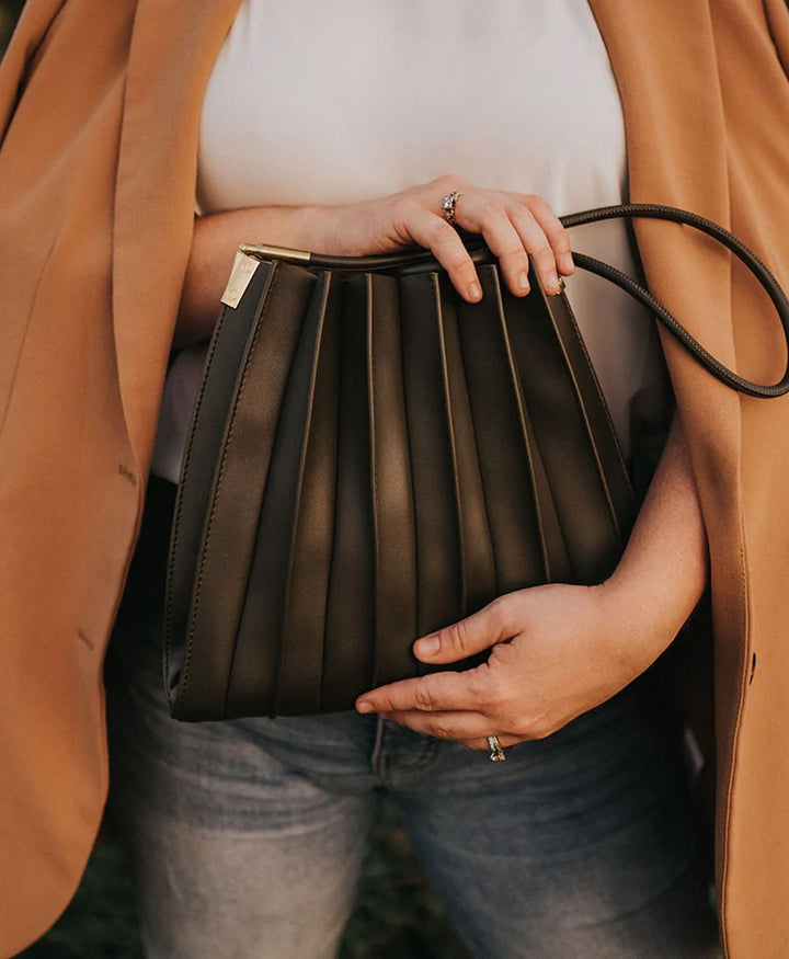Plissierte Schultertasche CARRIE aus veganem Leder - Olivgrün - Melie Bianco - clomes