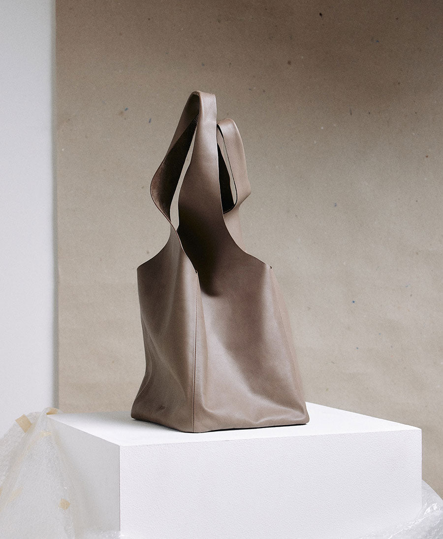 Quadratische Ledertasche Slouchy Bag - Clay - PARK - clomes