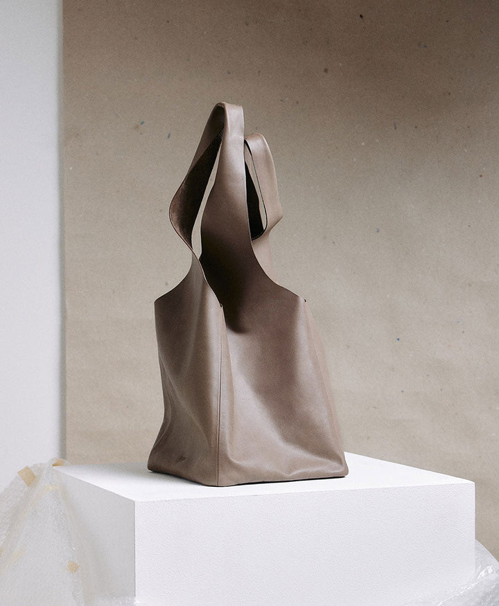 Quadratische Ledertasche Slouchy Bag - Clay - PARK - clomes