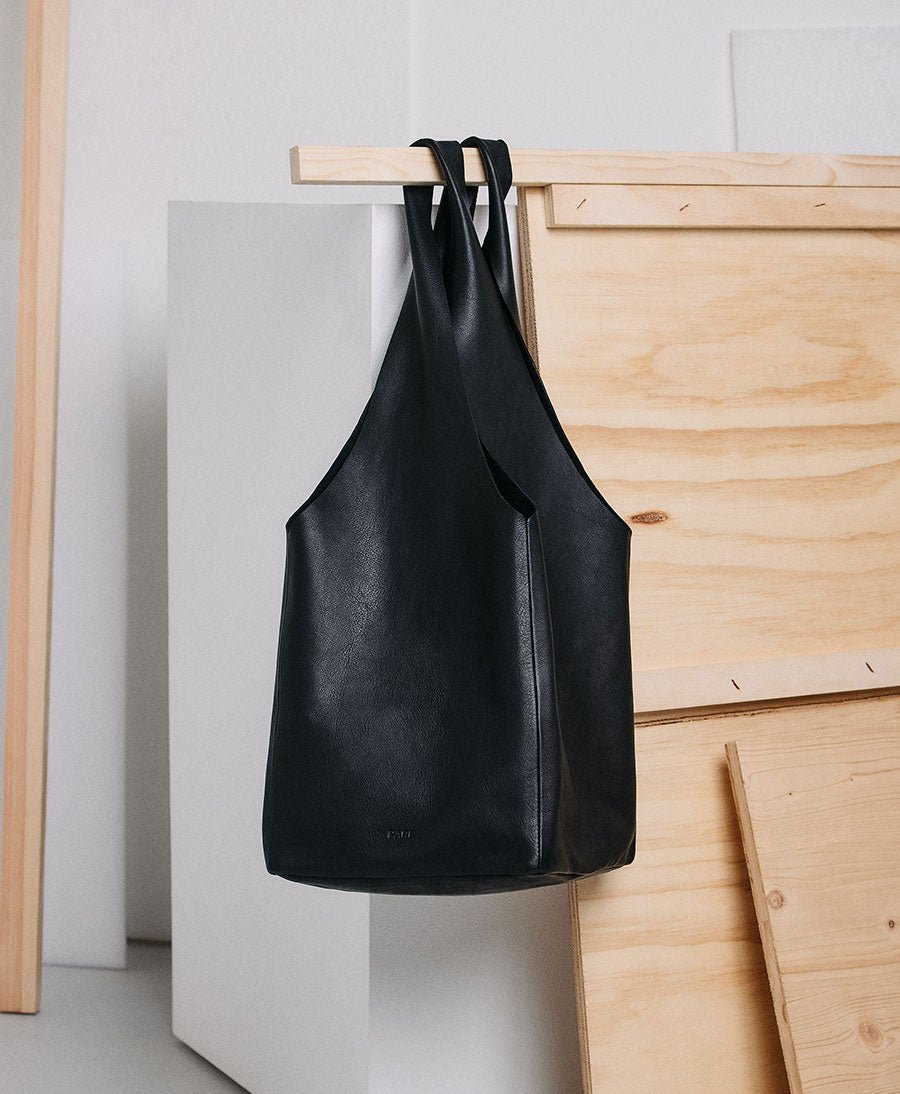 Quadratische Ledertasche Slouchy Bag - Schwarz - PARK - clomes