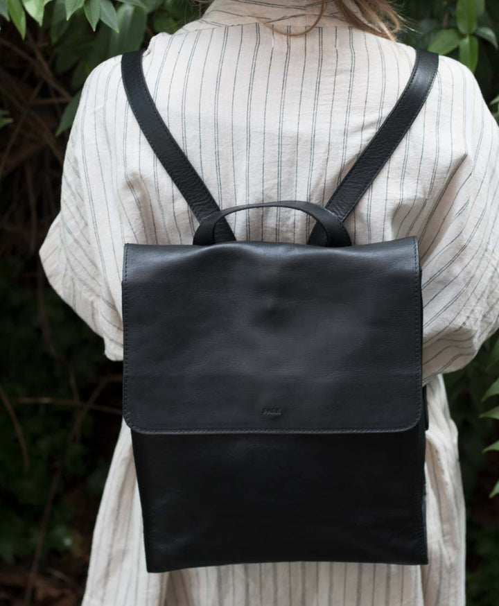 Schlichter Lederrucksack mit Reissverschluss - Schwarz - PARK - clomes
