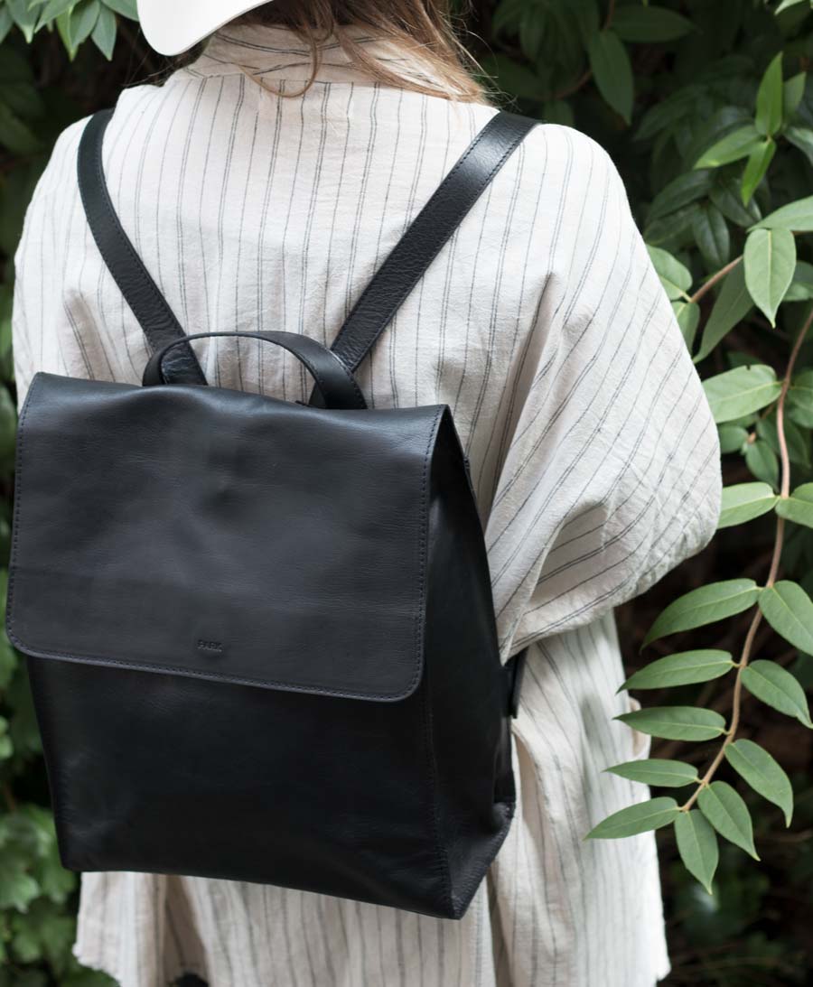 Schlichter Lederrucksack mit Reissverschluss - Schwarz - PARK - clomes