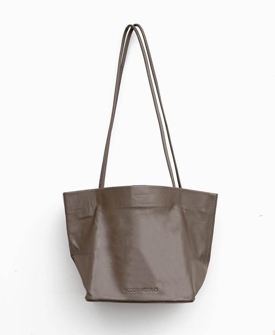 Schultertasche "Bucket" - Lammleder, Graubraun - Modern Weaving - clomes