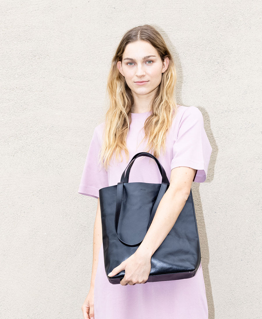 Schultertasche / Tragetasche SMALL Tote Bag aus schwarzem Leder - PARK - clomes