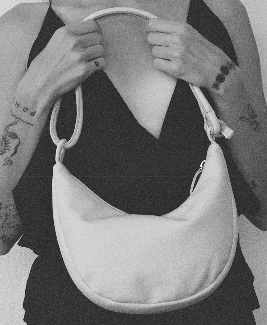 Schultertasche & Umhängetasche Bow - Leder, almond - Are Studio - clomes