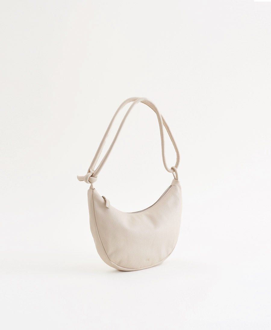 Schultertasche & Umhängetasche Bow - Leder, almond - Are Studio - clomes