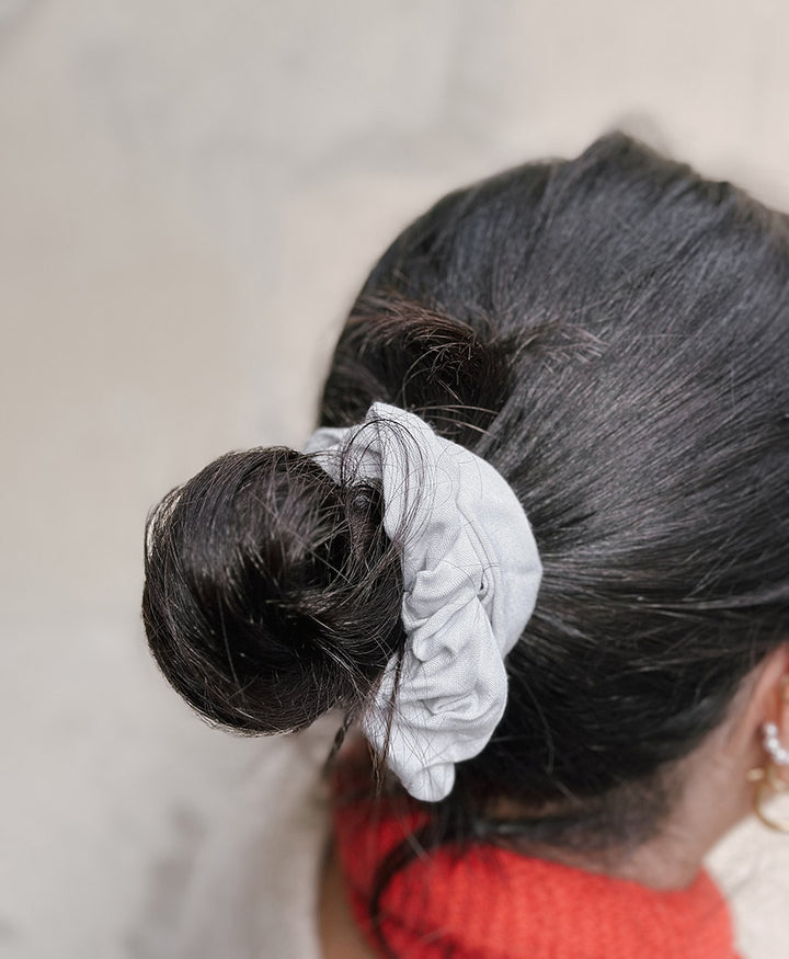 Grosses Scrunchie aus Seide / Lyocell - Hellgrau