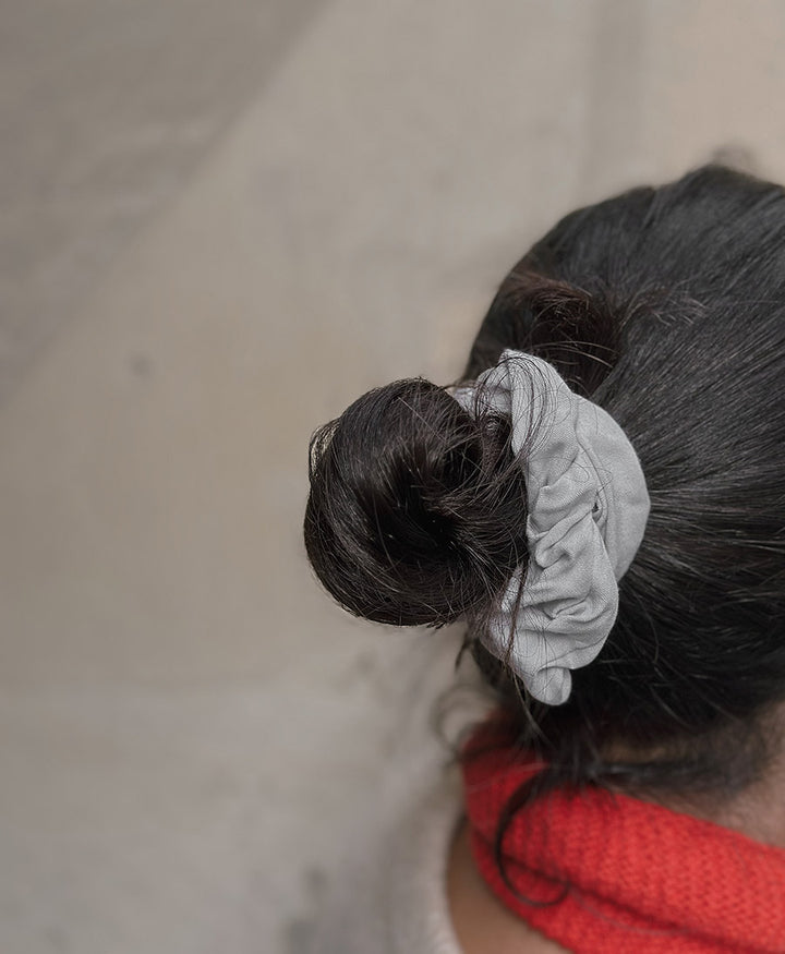 Grosses Scrunchie aus Seide / Lyocell - Hellgrau