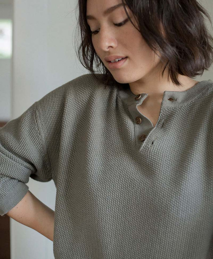 Seed Stitch Henley aus Pima - Baumwolle und Baby - Alpakawolle von BARE KNITWEAR - Secondhand - BARE Knitwear - clomes