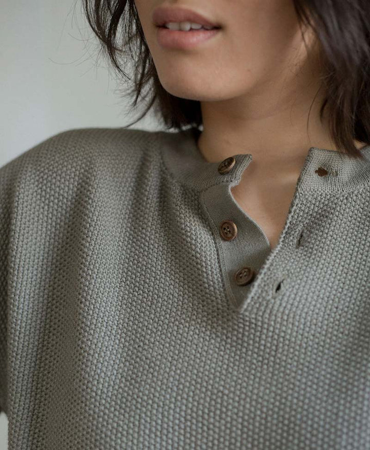 Seed Stitch Henley aus Pima - Baumwolle und Baby - Alpakawolle von BARE KNITWEAR - Secondhand - BARE Knitwear - clomes