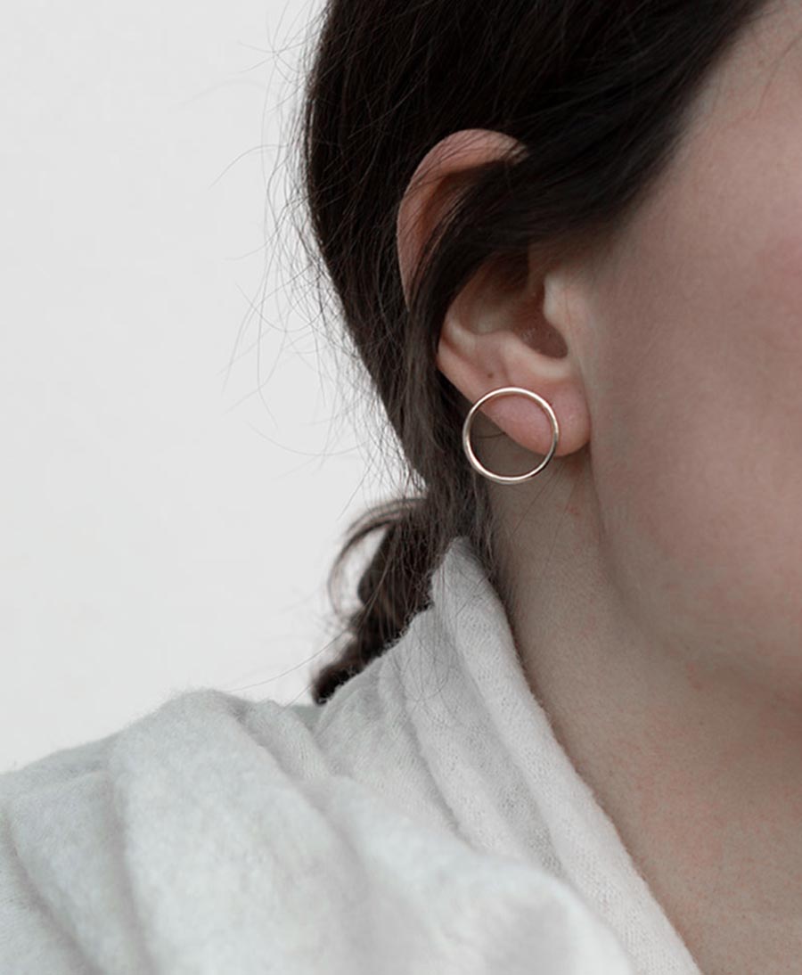 Small Circle Ohrstecker mit Weissgold vergoldet - V Design Lab - clomes