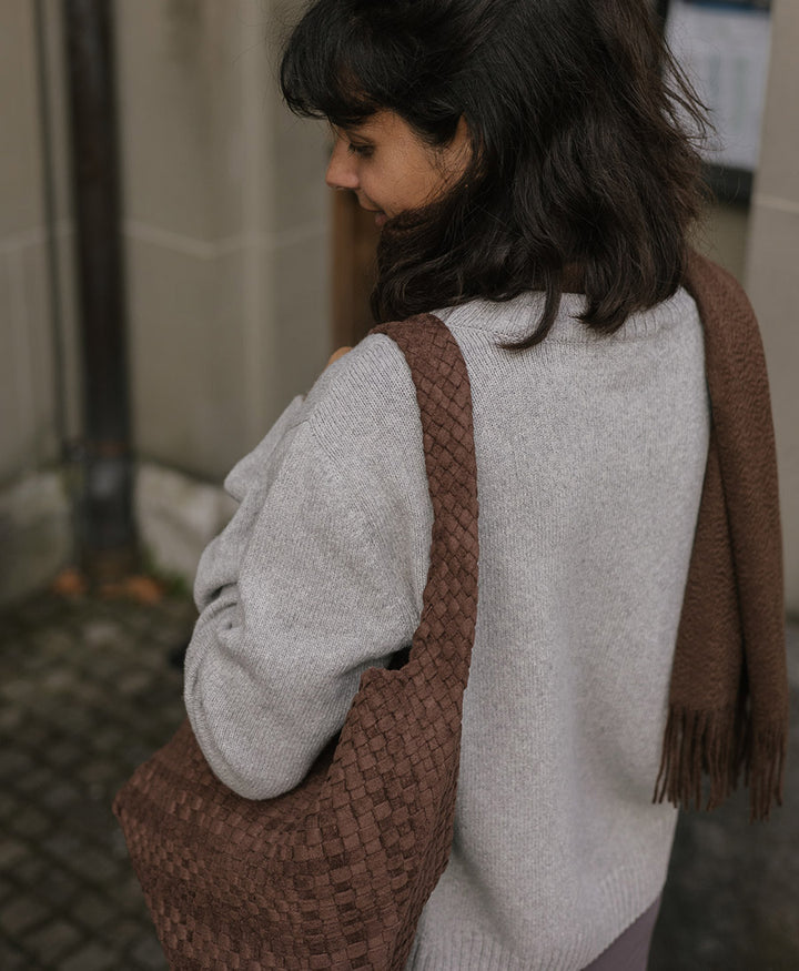 Gewebte Schultertasche JOHANNA aus veganem Leder - Tabak Suede