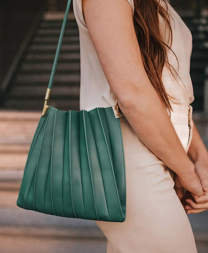 Plissierte Schultertasche CARRIE aus veganem Leder - Petrol