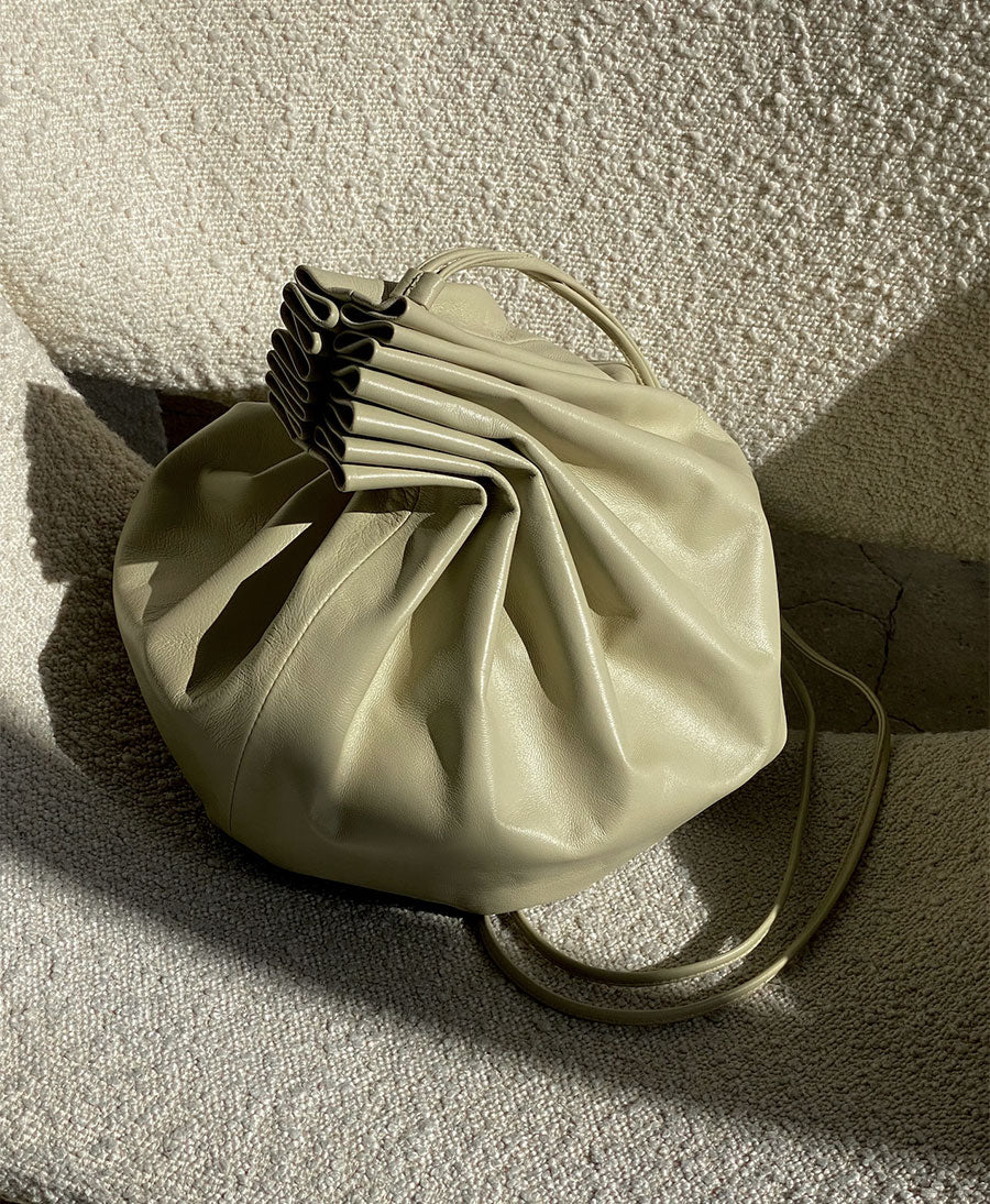 Tasche "Pleated Balloon Bag Crossbody" - Lammleder, pastellgrün - Modern Weaving - clomes