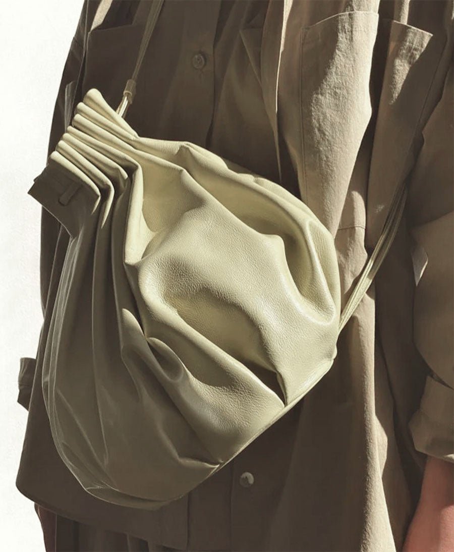 Tasche "Pleated Balloon Bag Crossbody" - Lammleder, pastellgrün - Modern Weaving - clomes