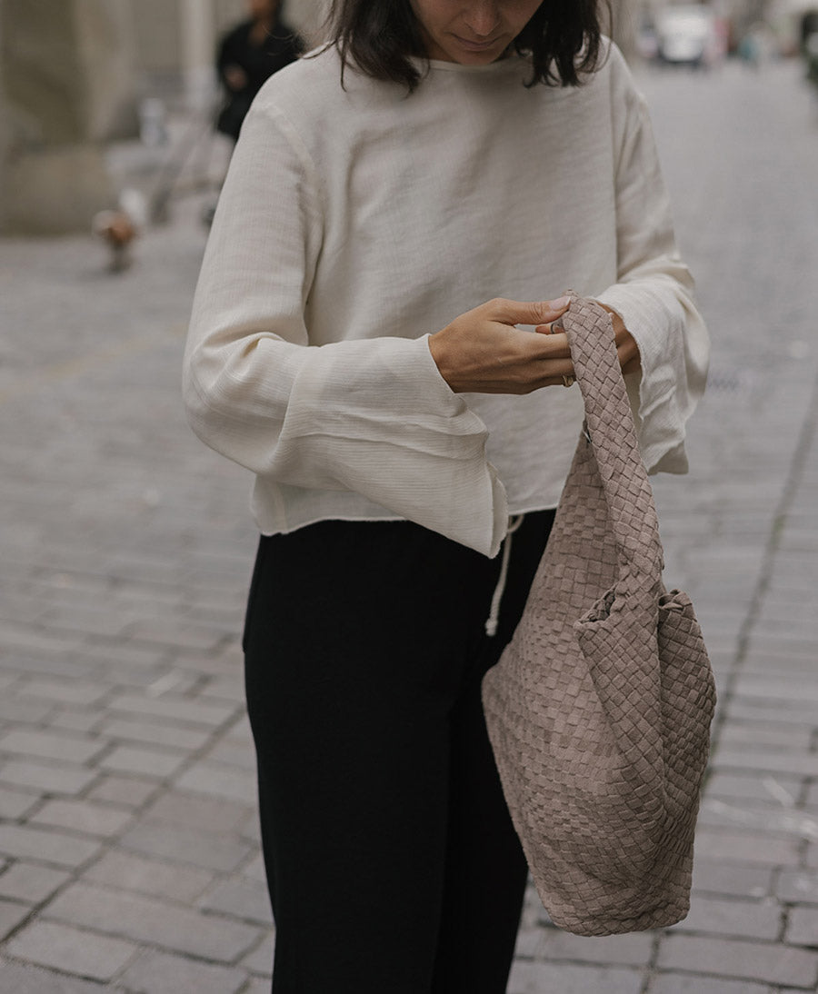 Gewebte Schultertasche JOHANNA aus veganem Leder - Clay Suede