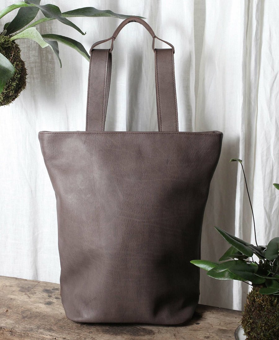 Tesris Rucksack & Tasche aus Leder - Graubraun - MDK - Miranda Kaloudis - clomes