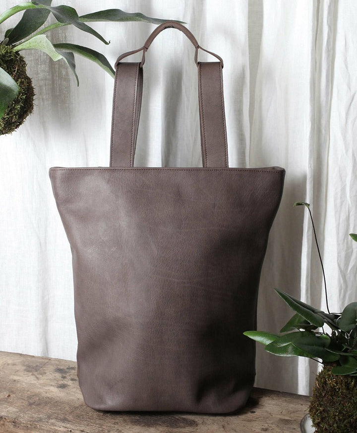 Tesris Rucksack & Tasche aus Leder - Graubraun - MDK - Miranda Kaloudis - clomes