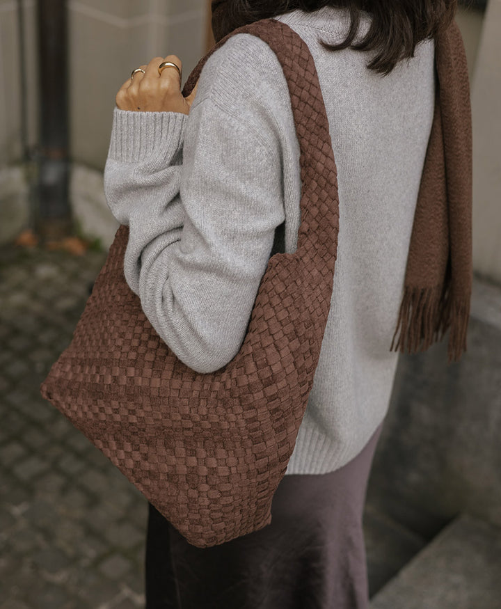 Gewebte Schultertasche JOHANNA aus veganem Leder - Tabak Suede
