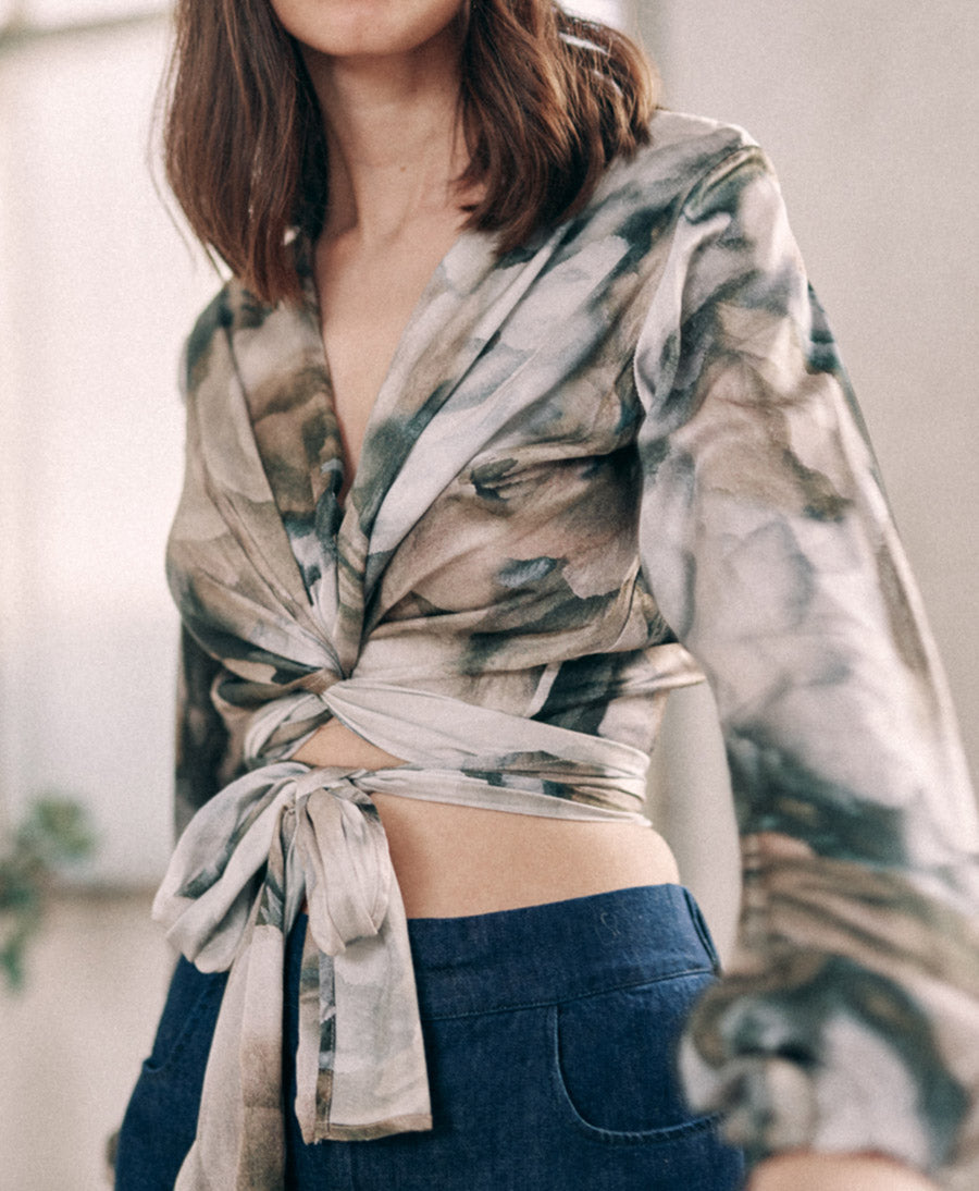 Wickelbluse aus Ecovero  - Print Blaugrau