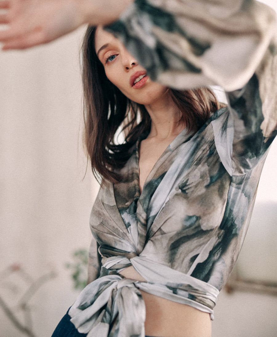 Wickelbluse aus Ecovero  - Print Blaugrau