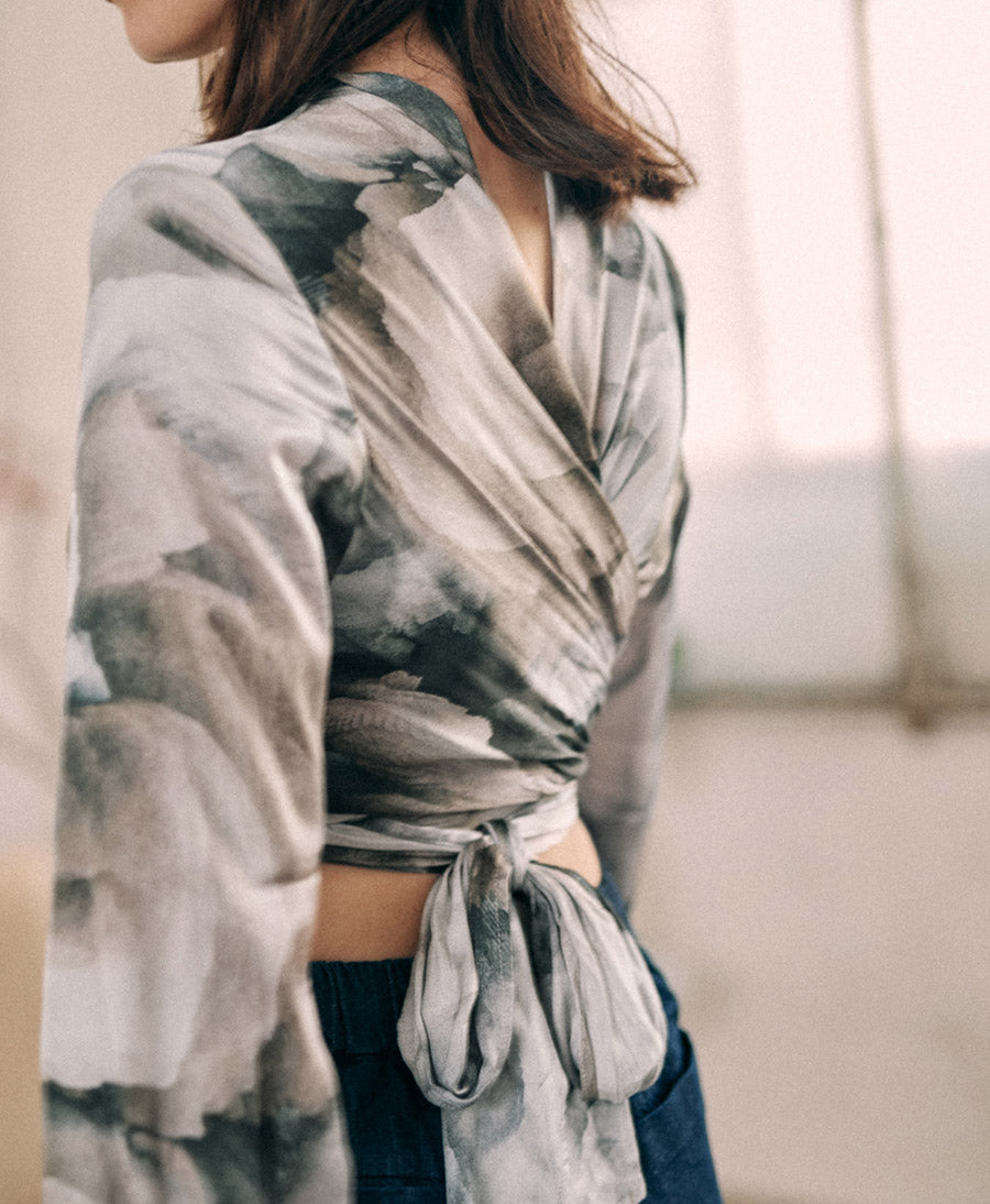 Wickelbluse aus Ecovero  - Print Blaugrau
