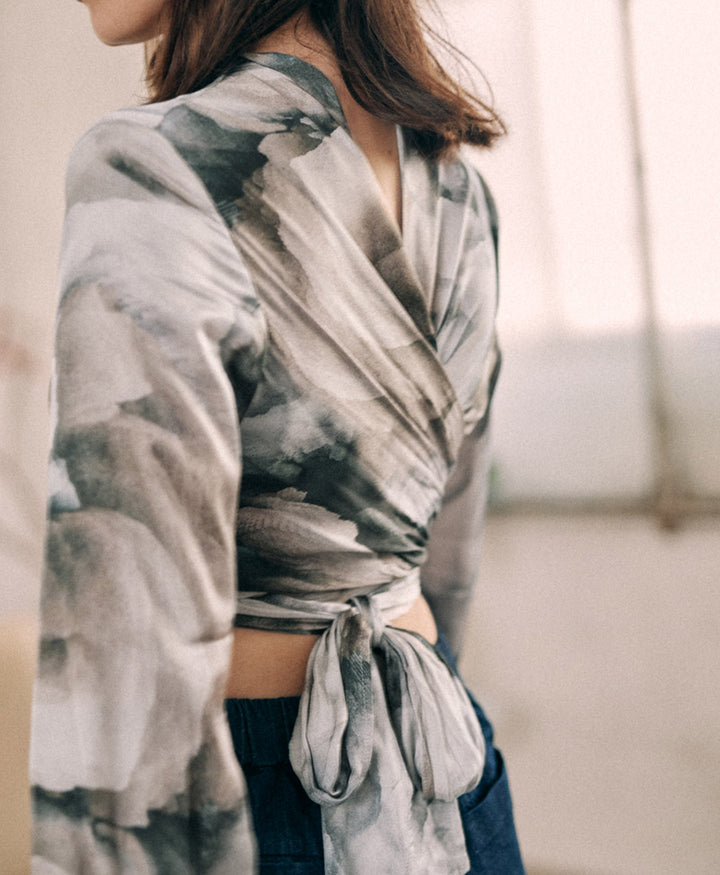 Wickelbluse aus Ecovero  - Print Blaugrau