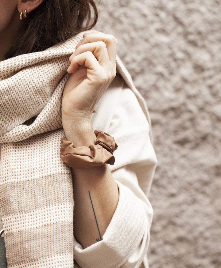 Medina Scrunchie SIMPLE aus Seide  - Cognac