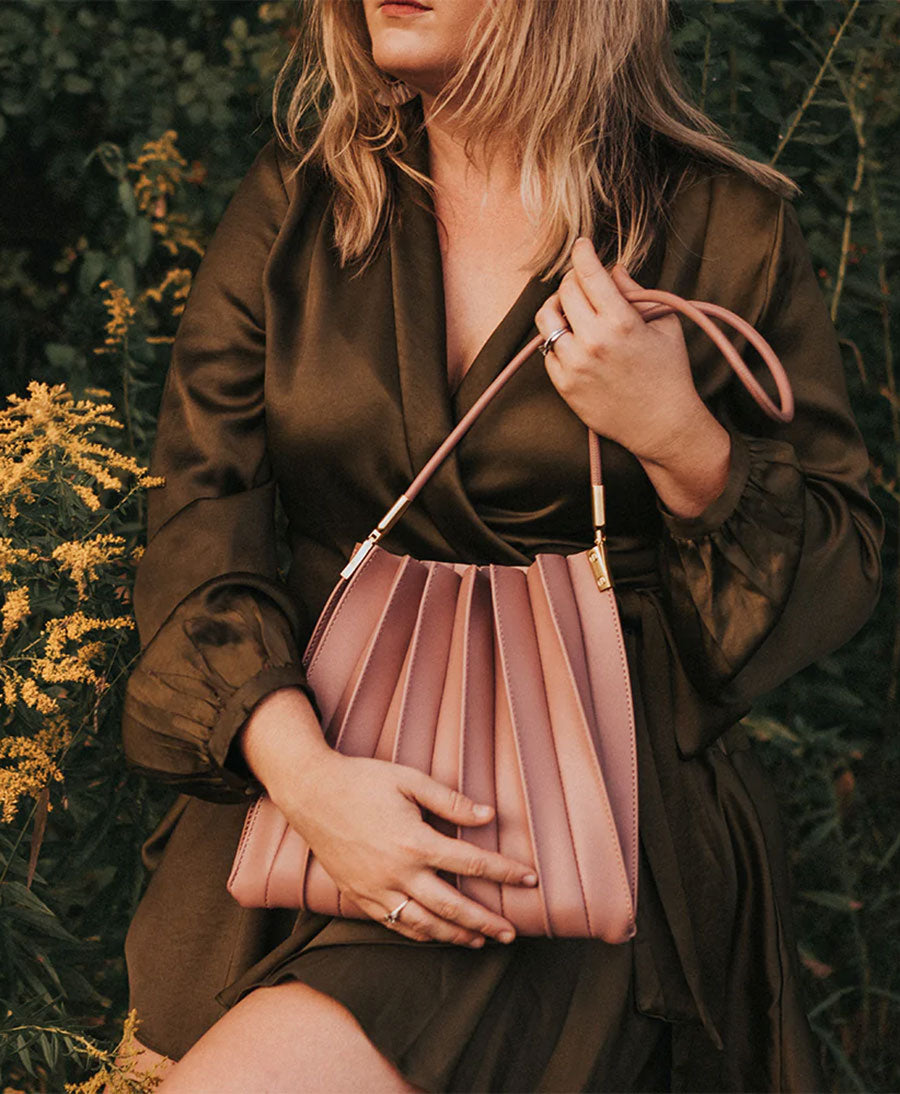 Plissierte Schultertasche CARRIE aus veganem Leder - Rosa