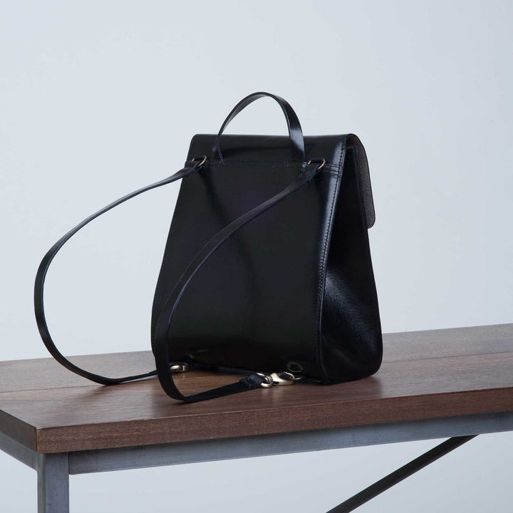 Kleiner Rucksack aus Leder in Schwarz von VereVerto - Secondhand