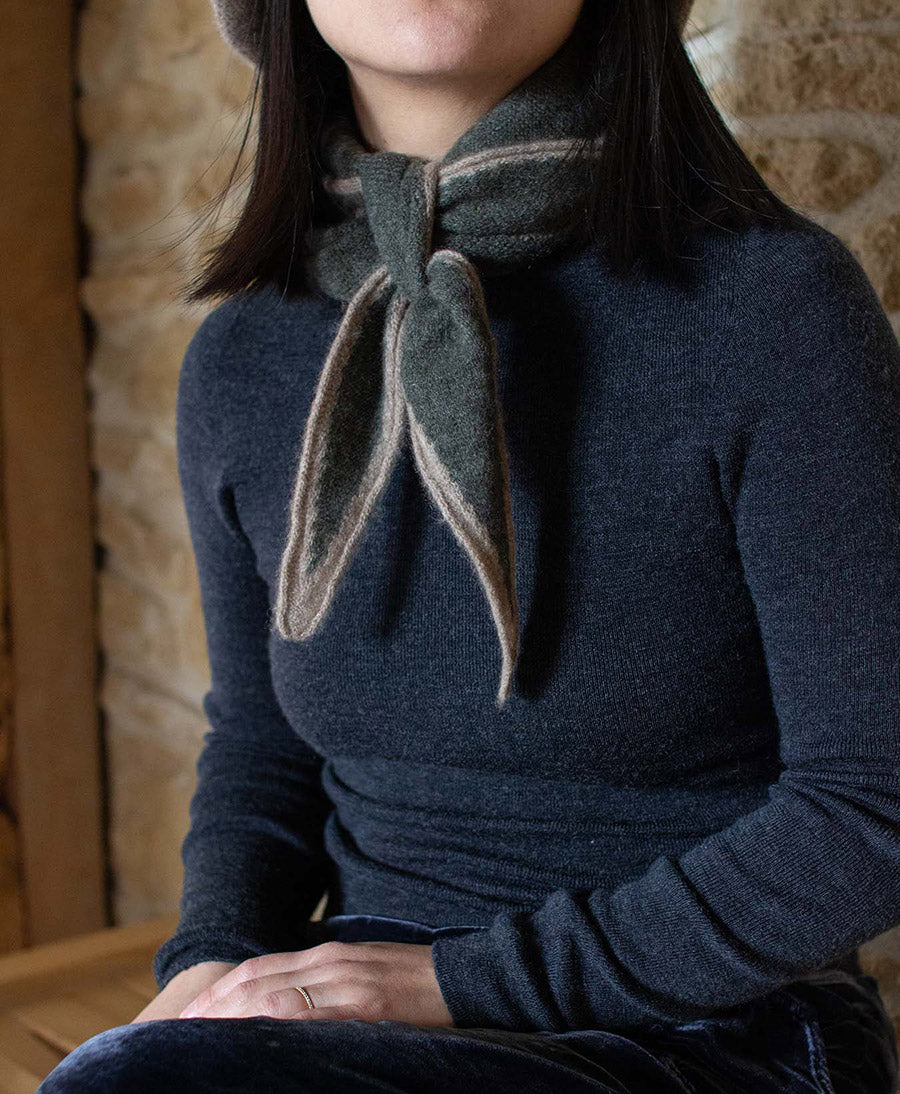 Kleiner Gestrickter Schal / Foulard aus Kaschmir - Dunkelgrün-Grau / Beige